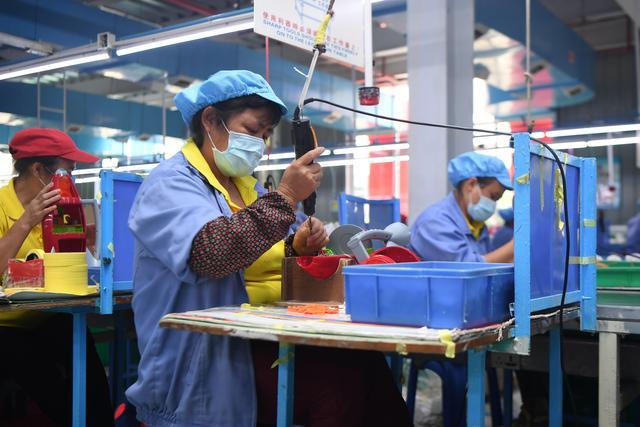 在湖南省张家界经济开发区,张家界占生塑胶制品有限公司扶贫工厂刹